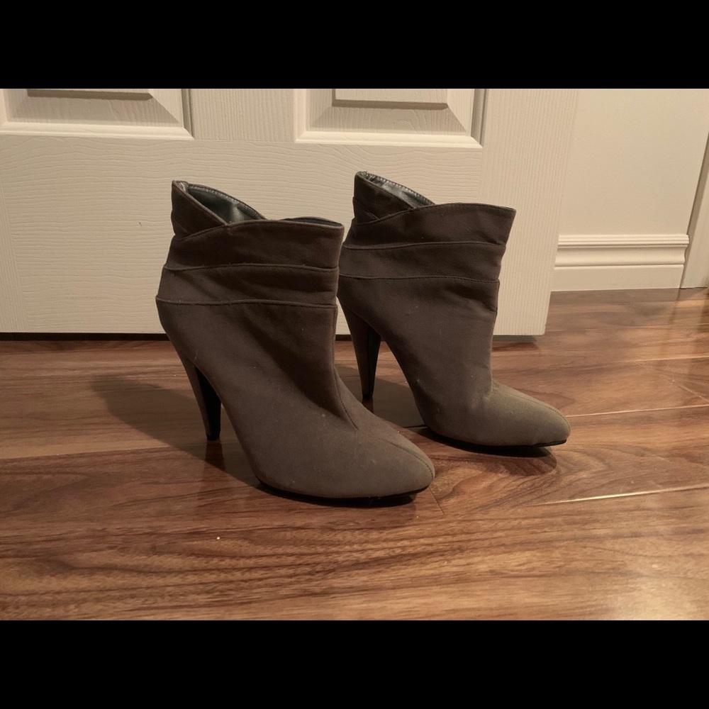 Pair of grey heels / Perfecto